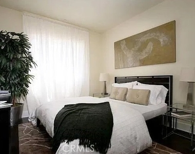 125 S Sweetzer Avenue - Photo Thumbnail 11
