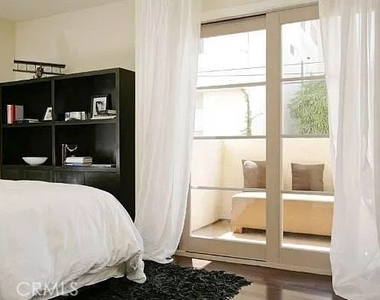 125 S Sweetzer Avenue - Photo Thumbnail 6