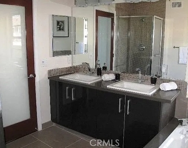125 S Sweetzer Avenue - Photo Thumbnail 8