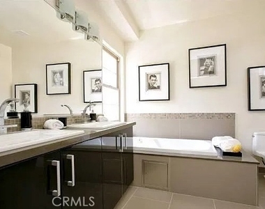 125 S Sweetzer Avenue - Photo Thumbnail 7