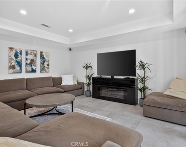 13964 Morrison Street - Photo Thumbnail 10