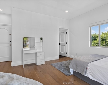 13964 Morrison Street - Photo Thumbnail 32