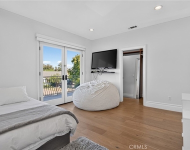 13964 Morrison Street - Photo Thumbnail 31