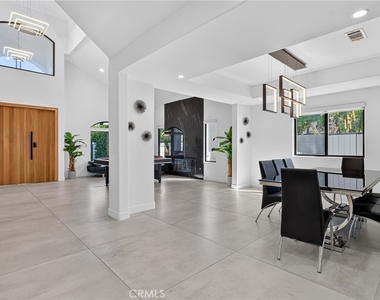 13964 Morrison Street - Photo Thumbnail 5