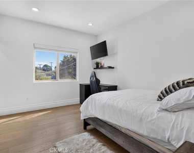 13964 Morrison Street - Photo Thumbnail 43