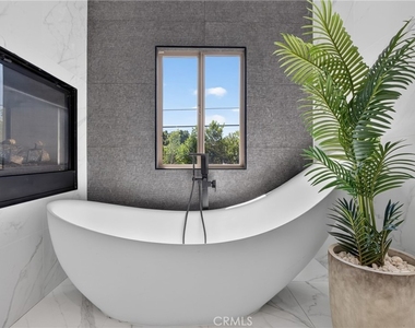 13964 Morrison Street - Photo Thumbnail 18