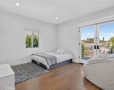 13964 Morrison Street - Photo Thumbnail 30