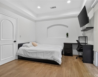 13964 Morrison Street - Photo Thumbnail 26