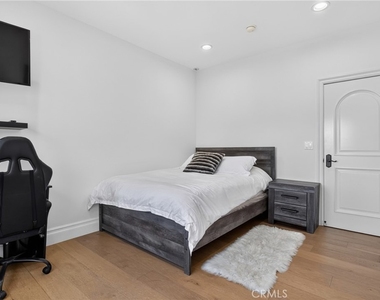 13964 Morrison Street - Photo Thumbnail 44