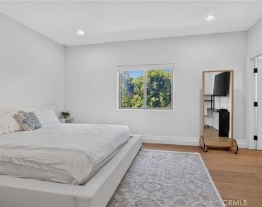 13964 Morrison Street - Photo Thumbnail 38