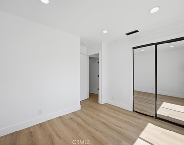2418 Clark - Photo Thumbnail 29