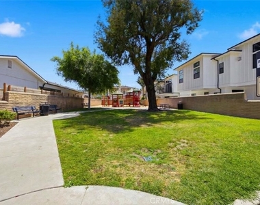 2418 Clark - Photo Thumbnail 32