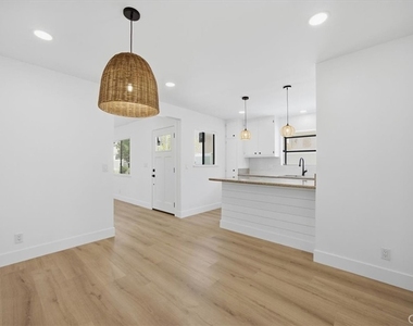 2418 Clark - Photo Thumbnail 25