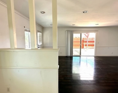 356 E 20th Street - Photo Thumbnail 2