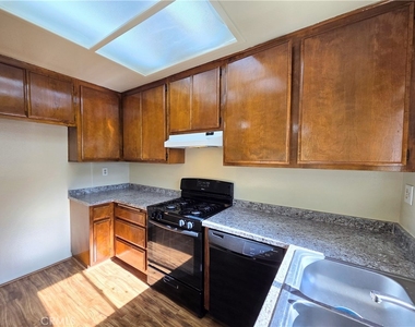 511 Bayport Street - Photo Thumbnail 4