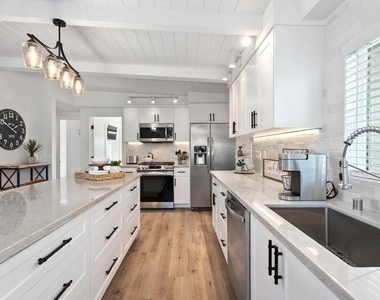 245 Hemlock Avenue - Photo Thumbnail 15