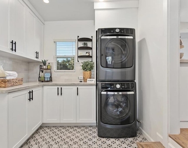 245 Hemlock Avenue - Photo Thumbnail 20