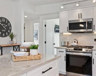 245 Hemlock Avenue - Photo Thumbnail 16