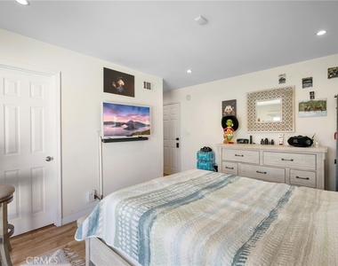10502 Woodley Avenue - Photo Thumbnail 15