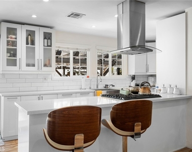 10502 Woodley Avenue - Photo Thumbnail 9