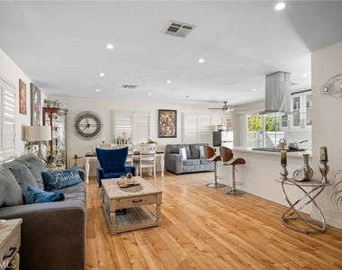 10502 Woodley Avenue - Photo Thumbnail 3