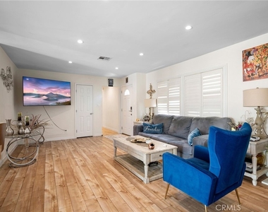 10502 Woodley Avenue - Photo Thumbnail 5