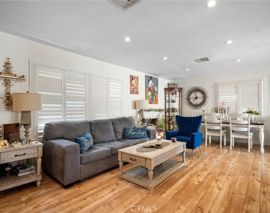 10502 Woodley Avenue - Photo Thumbnail 4
