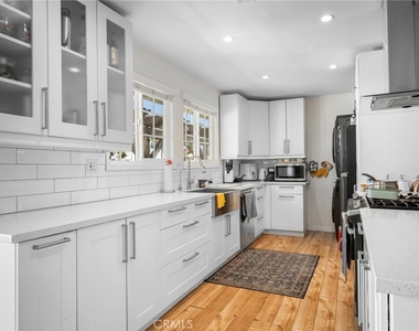 10502 Woodley Avenue - Photo Thumbnail 10