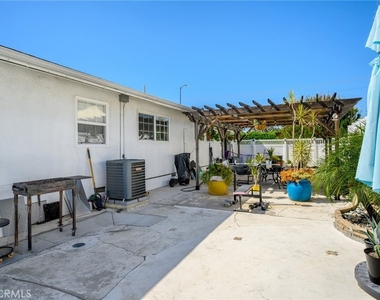 10502 Woodley Avenue - Photo Thumbnail 26