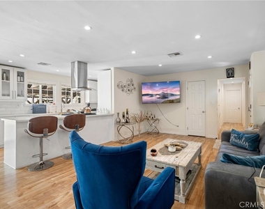 10502 Woodley Avenue - Photo Thumbnail 6