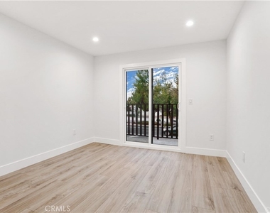 18060 Oxnard Street - Photo Thumbnail 23