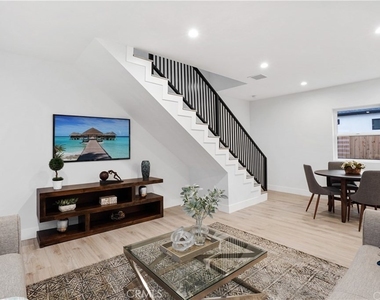 18060 Oxnard Street - Photo Thumbnail 9