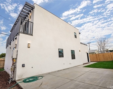 18060 Oxnard Street - Photo Thumbnail 6