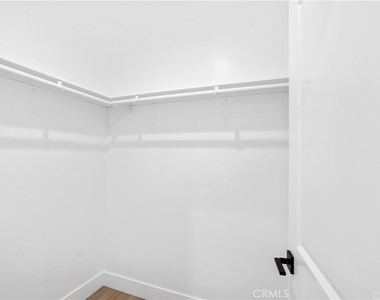 18060 Oxnard Street - Photo Thumbnail 16