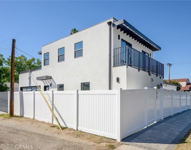 18060 Oxnard Street - Photo Thumbnail 3