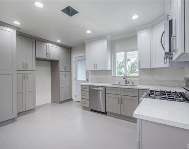 1151 N Maryland Avenue - Photo Thumbnail 12