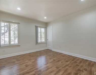 1151 N Maryland Avenue - Photo Thumbnail 16