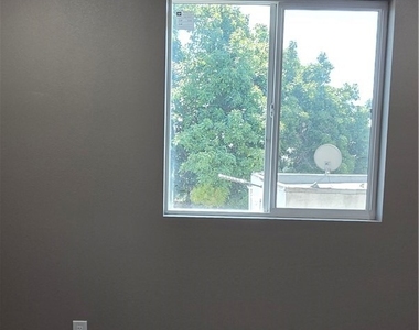 1247 1/2 E 20th - Photo Thumbnail 30