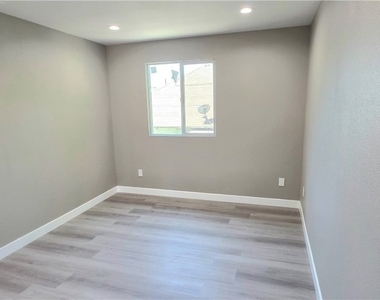 1247 1/2 E 20th - Photo Thumbnail 9