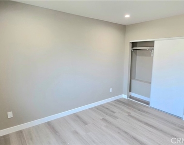 1247 1/2 E 20th - Photo Thumbnail 12