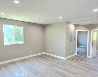 1247 1/2 E 20th - Photo Thumbnail 4