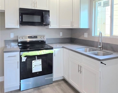 1247 1/2 E 20th - Photo Thumbnail 2