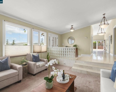 5530 Merritt Dr - Photo Thumbnail 3