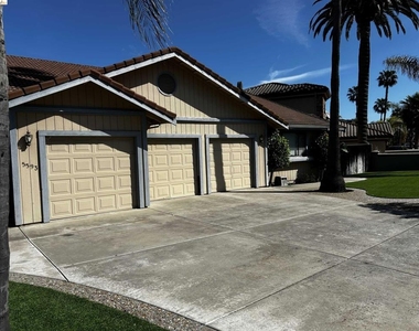 5593 Drakes Dr - Photo Thumbnail 2
