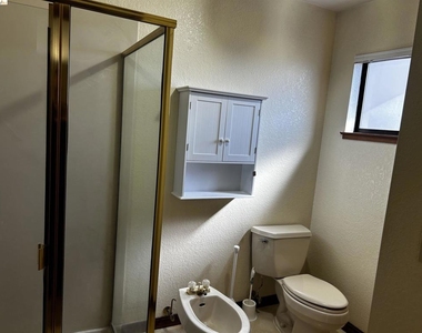 5593 Drakes Dr - Photo Thumbnail 14