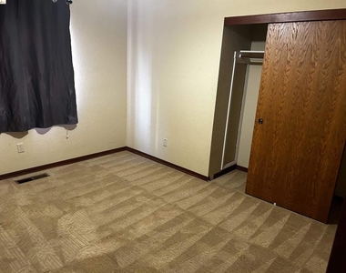 5593 Drakes Dr - Photo Thumbnail 8
