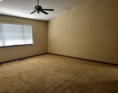 5593 Drakes Dr - Photo Thumbnail 13