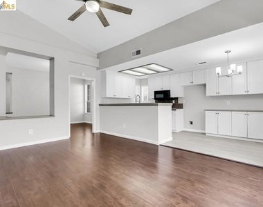 9438 Tuscany Circle - Photo Thumbnail 10