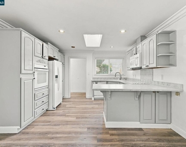304 Gil Blas Rd - Photo Thumbnail 7