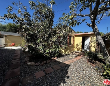 859 1/2 Commonwealth Avenue - Photo Thumbnail 1
